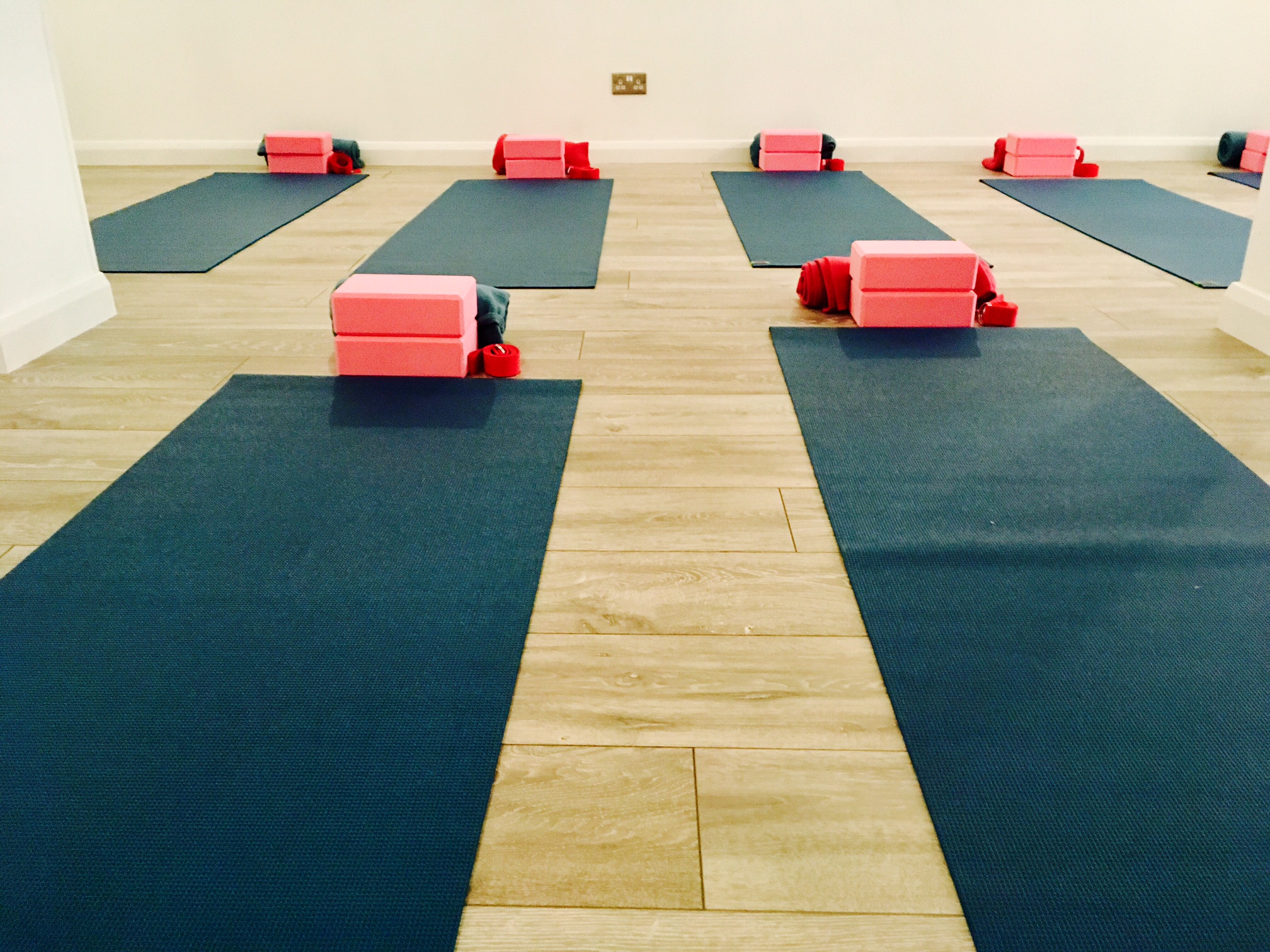 Studio with mats and blocks Rosieglo